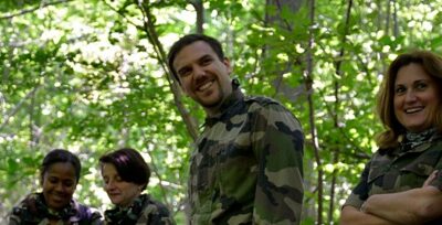 stage de survie nature : les participants en tenue militaire sont en pleine forêt
