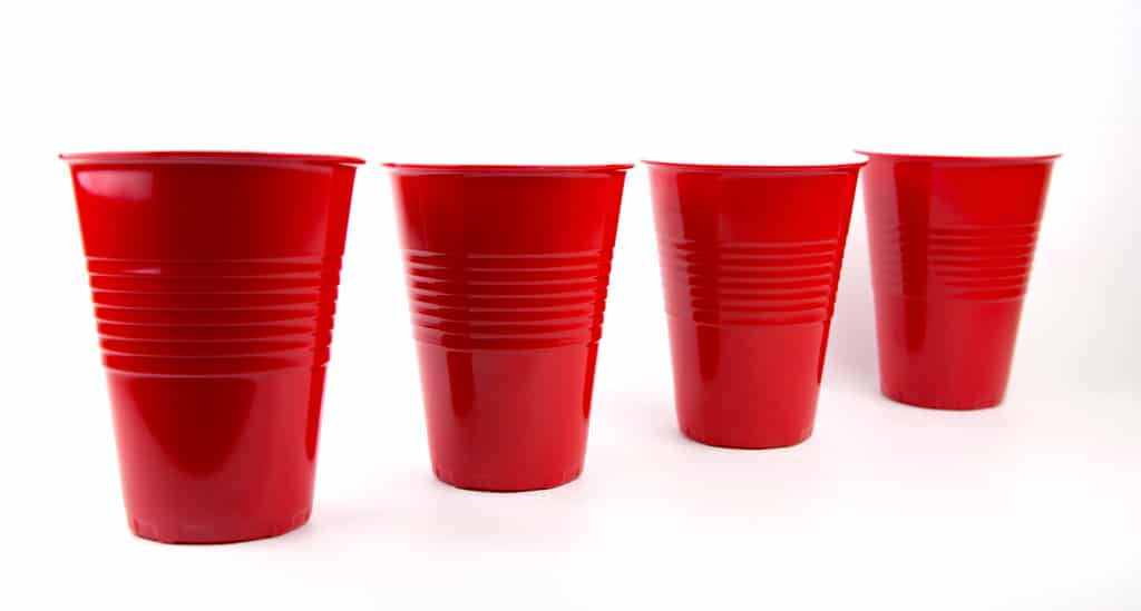 Cup Song : des gobelets rouges alignés sur une table