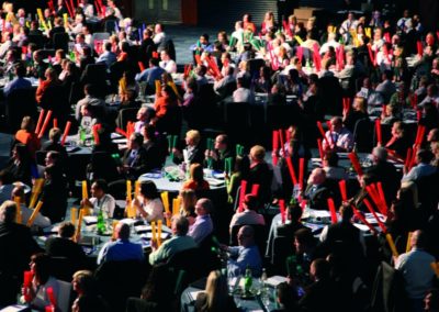 Les participants assis à table avec des boomwhackers
