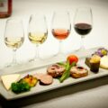 dégustations insolites : 4 vins différents et une assiettes avec des amuses-bouche à goûter