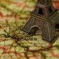 Une mini Tour Eiffel sur une carte