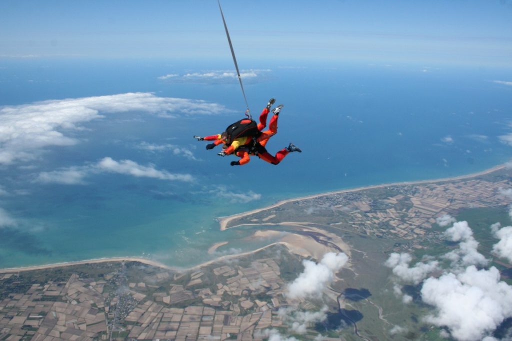 Team building extrême : un parachutiste en plein saut