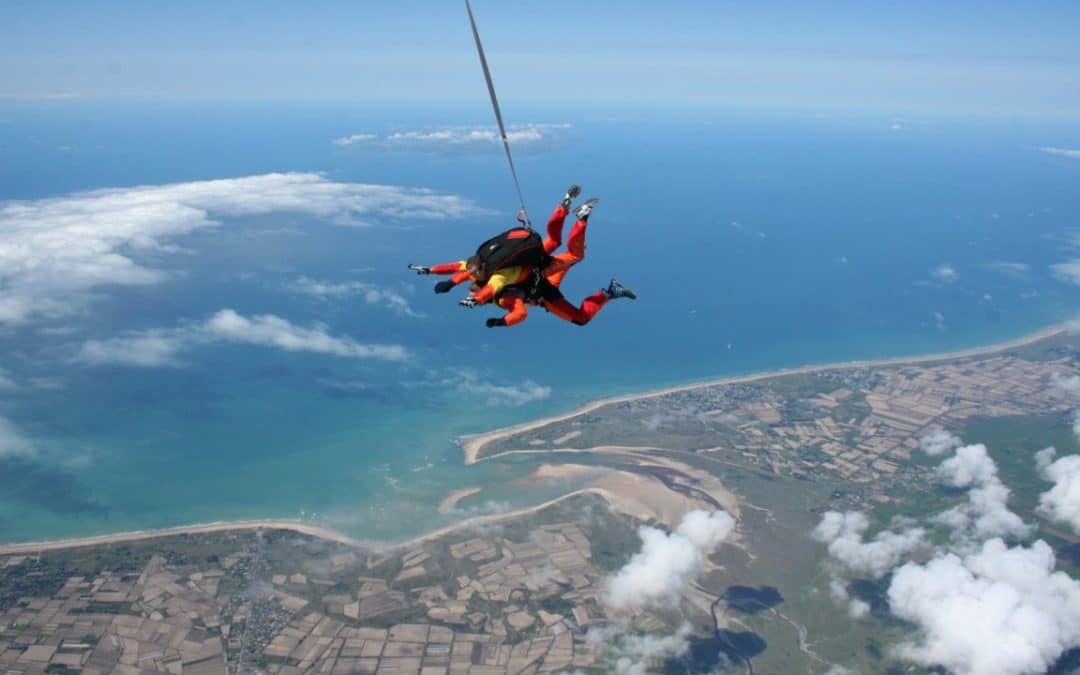 Team building extrême : un parachutiste en plein saut