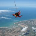 Team building extrême : un parachutiste en plein saut