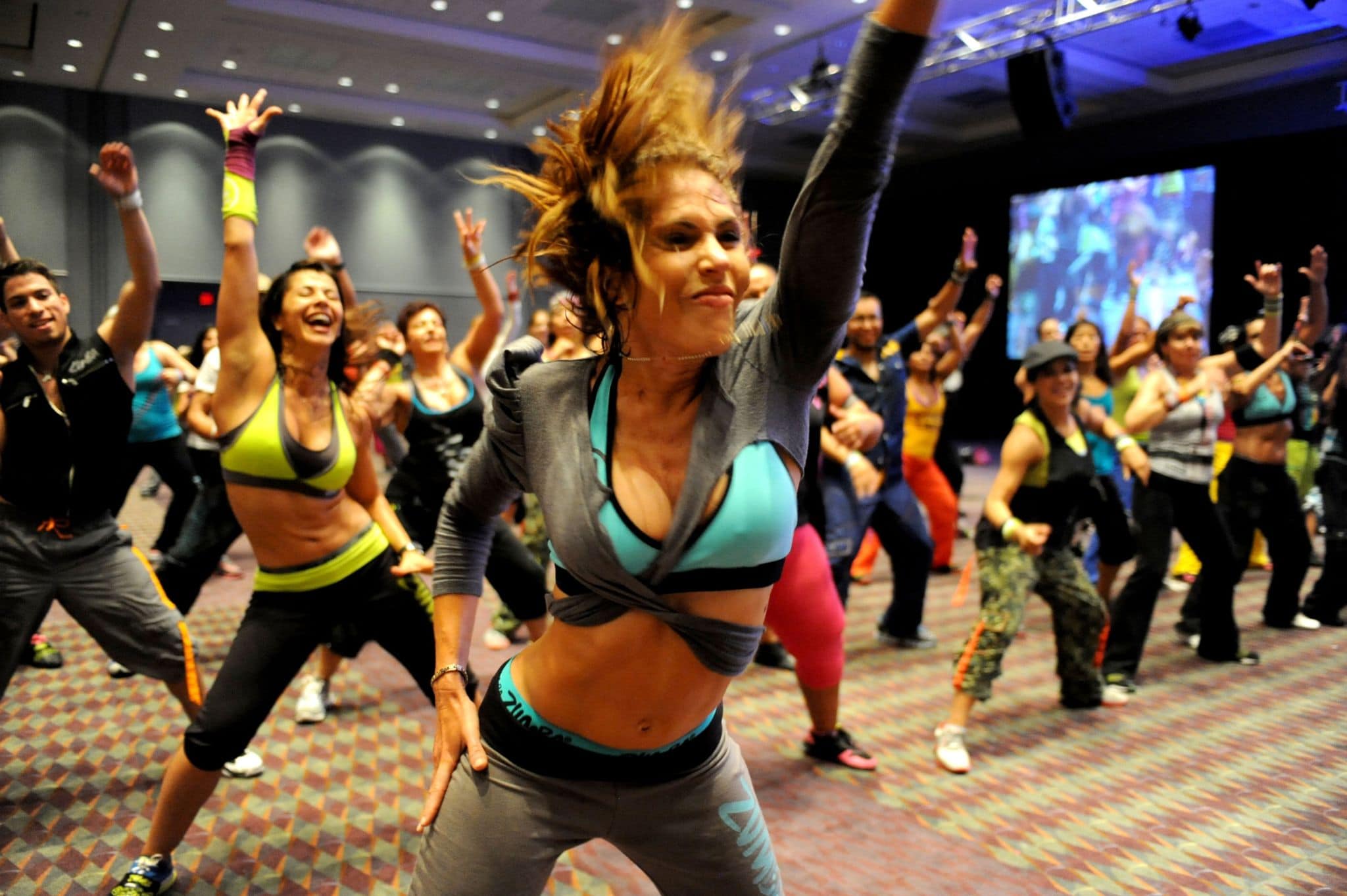 les danseurs donnent toute leur énergie dans un cours de zumba