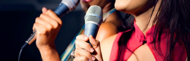 sing party : zoom sur des personnes chantant dans un micro