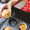 Atelier pâtisserie : une main tient un muffin sorti du four