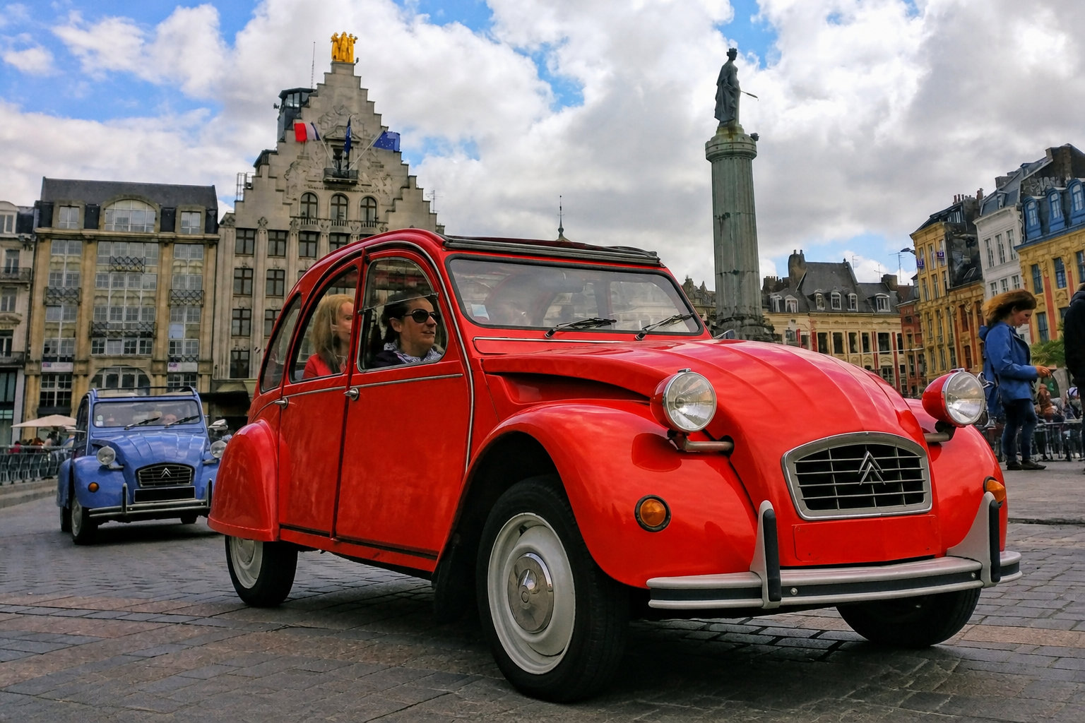 Tradibalade : le rallye en 2CV dans le Vieux-Lille